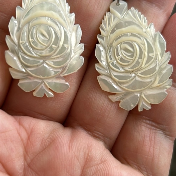 🖤Handcarved Rose 🌹 design MOP dangle clip on earrings - Picture 4 of 10
